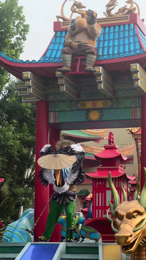 Universal park. Kung Fu panda character on decorative float Stock Footage 338561372