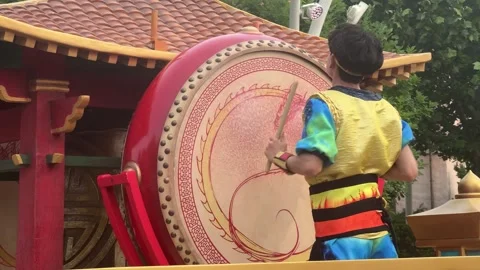 Universal park. Man playing large traditional drum, Chinese festival parade Stock Footage 338549480