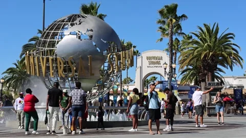 Universal Studios Hollywood Theme Park entrance and iconic globe with visitors Vídeo Stock 342143365