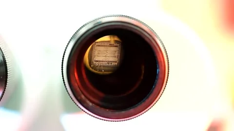 Universal wire bonder microelectronic equipment in work close-up 库存影片 42058017