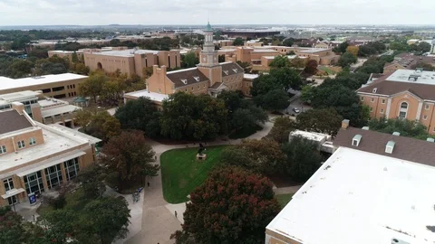 University of North Texas clock tower above campus rooftops Vídeo Stock 97679199