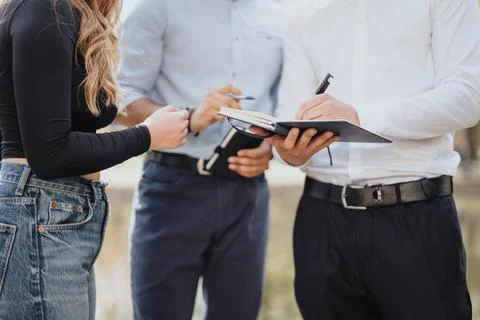 University Students Collaborating and Learning Outdoors in a Sunny Park Foto stock