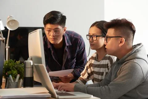 University Students Testing New Program Foto stock