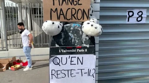 University students unhappy about choosing between Macron, Le Pen, París, FR - 2 Stock Footage 204123734