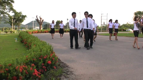 University Students Walking To Class 스톡 동영상 1102634
