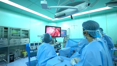 Unknown asian doctors operating in surgical room 스톡 동영상 129498971