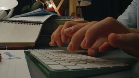 Unknown guy typing device at evening zoom on. Man arms pressing computer buttons Vidéo 225672945