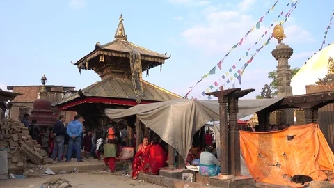 Unknown local people on one of the streets of Kathmandu. Largest city of Nepal. Vídeos de archivo 74471543