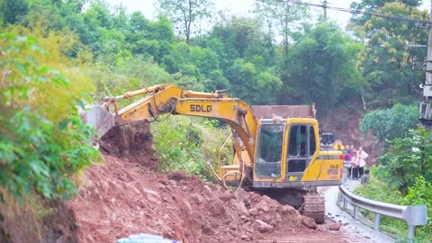 UNKNOWN LOCATION – 2024/09/14: Excavator Clearing Landslide from Rural Road Video stock 342015180