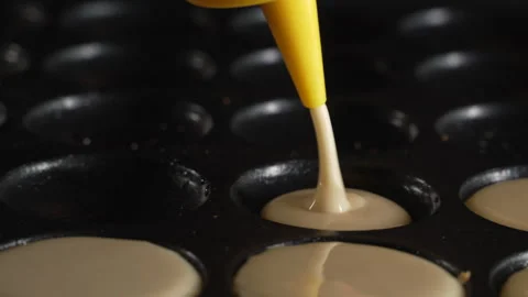 Unknown man chef preparing round pancakes on a hot surface 库存影片 321054852