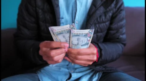 An unknown man with Peruvian 100 nuevos bills. Stock Footage 284391955