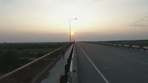 Unknown man walks along the bridge Video stock 90021567