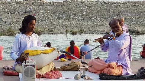 Unknown musicians are playing handheld musical instruments Stock-Footage 106738328