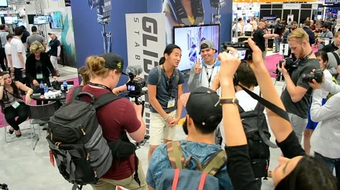Unknown people discuss modern technologies  in Las Vegas, USA. Video stock 60714279