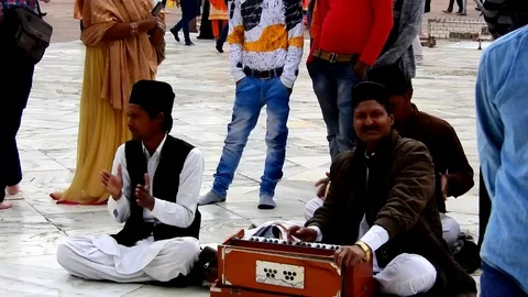 Unknown singers is singing near mosque in fatehpur sikri. Stock Footage 108082250