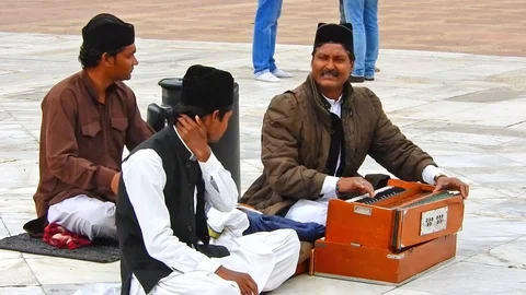 Unknown singers is singing near mosque in fatehpur sikri. Stock Footage 108082697