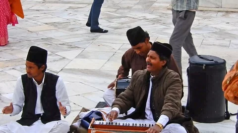 Unknown singers is singing near mosque in fatehpur sikri. Stock Footage 108082787