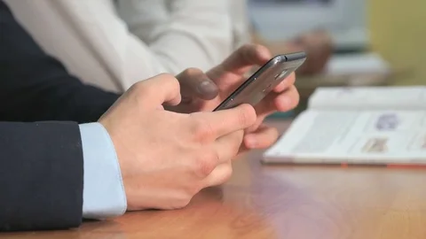 Unknown student holding grey smartphone Vidéo 82805604
