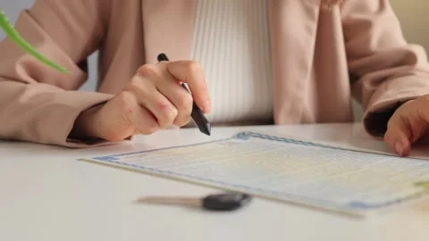 Unknown woman preparing documents to assist people in relocating to new house Vidéo 253885344