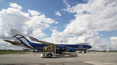 Unloading AirBridgeCargo plane parked Vídeo Stock 54729519