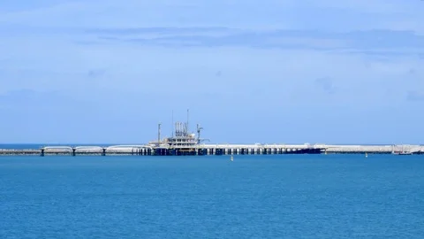 Unloading and reloading jetty facility at the LNG terminal, Dunkerque, France 動画素材 82853128