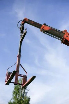Unloading building blocks from a truck using a crane. Hydraulic manipulator. Foto stock
