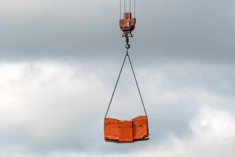 Unloading of building materials by crane Foto stock