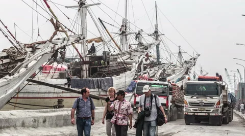 Unloading building materials in the old port of Jakarta. 4K Timelapse - Jakarta Vídeos de archivo 65253721
