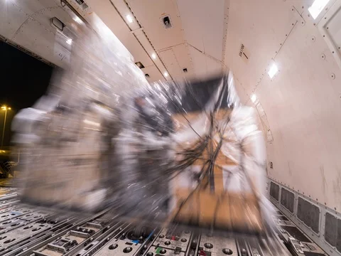 Unloading cargo inside cargo plane - Time lapse Видео 70171613