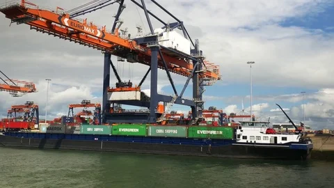 Unloading cargo ship Video stock 70515779