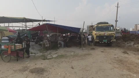 Unloading Cattle from Truck at Diyabari Eid Cattle Market Vídeos de archivo 335367064