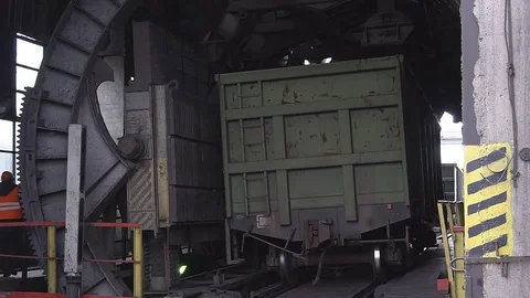Unloading coal from a wagon. The car rolls up wheels Vídeos de archivo 83799855