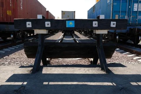 Unloading of containers at the station Stockfoto's