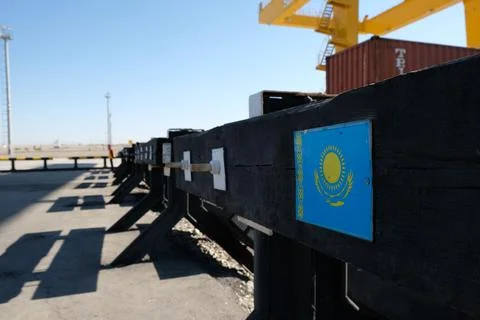 Unloading of containers at the station Foto stock
