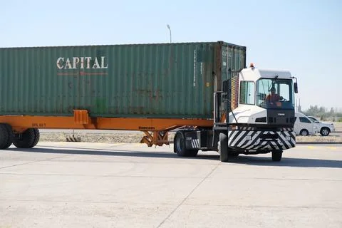 Unloading of containers at the station Fotos de archivo