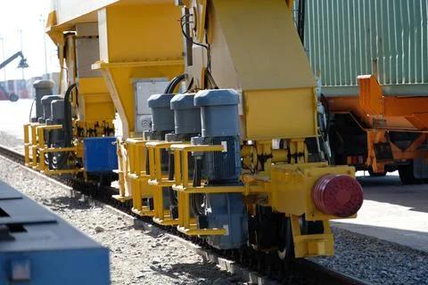 Unloading of containers at the station Stockfoto's