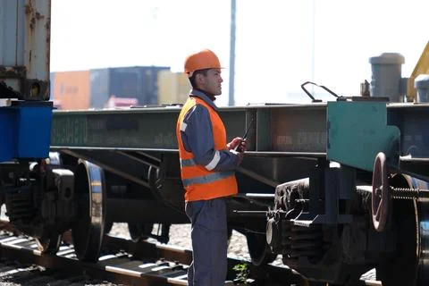 Unloading of containers at the station Fotos de archivo