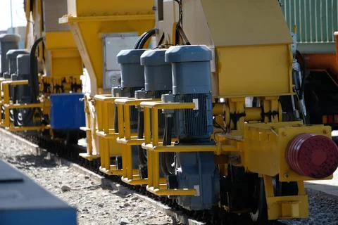 Unloading of containers at the station Stockfoto's