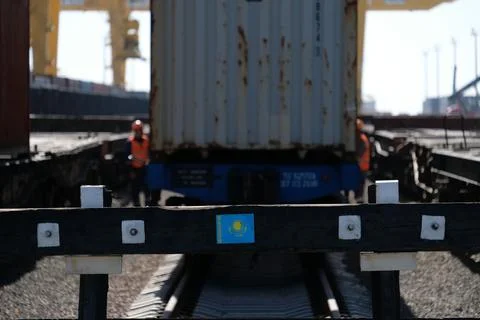 Unloading of containers at the station Fotos de archivo