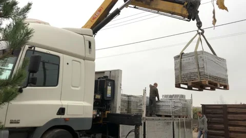 Unloading paving slabs from a truck. 스톡 동영상 119869073
