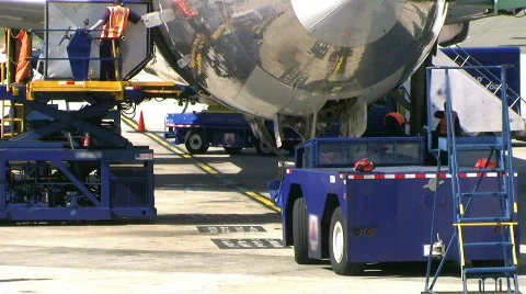 Unloading Plane 库存影片 268430
