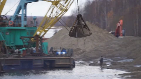 Unloading sand from the barge Video stock 86053857