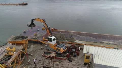 Unloading sand from the ship 動画素材 153850178