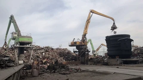 Unloading scrap metal, general shot Stock Footage 71592242