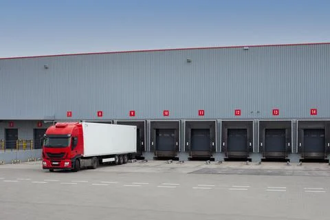 Unloading trucks at a modern warehouse complex. Foto stock