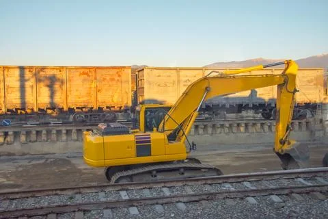 Unloading unloading rubble with an excavator wagons with bulk cargo gravel, s Fotos Stock