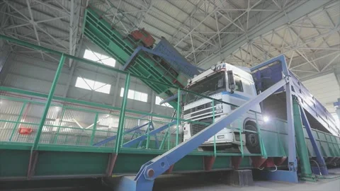 Unloading wheat from a truck to a silo, loading wheat into an elevator 库存影片 197993429