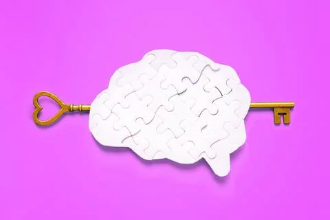 Unlocking Brilliance: Key Inserted into Human Brain Puzzle on Purple Foto stock