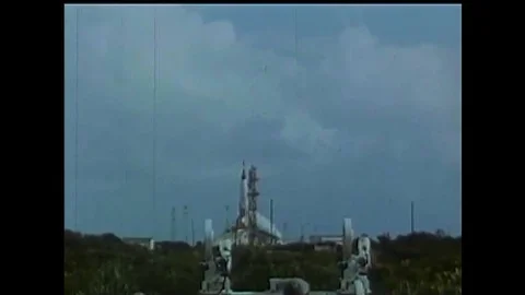 An unmanned rocket is launched into space, its progress controlled by a grounded 库存影片 137523376