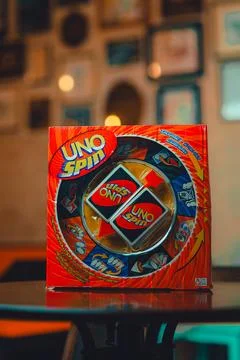 UNO Spin card game box displayed in a cafe Stock-Fotos